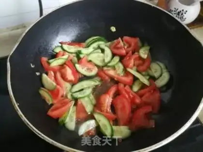 Make Tomato cucumber fried eggs step 5