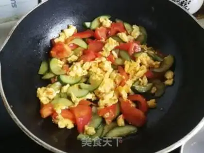 Make Tomato cucumber fried eggs step 6