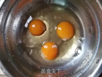 Make Garlic fried eggs step 2
