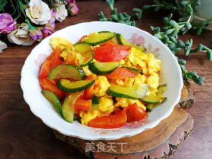 Make Tomato cucumber fried eggs step 8