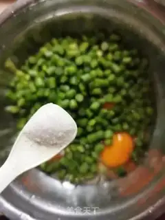 Make Garlic fried eggs step 4