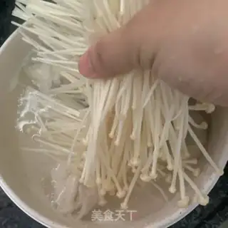 Make ♪ Golden mushrooms roll out fish-skin soup ♪ step 4