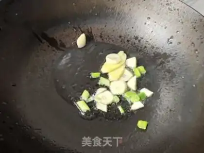 Make Four seasons of bean fried meat step 2