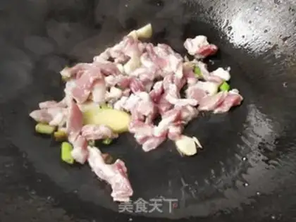 Make Four seasons of bean fried meat step 3