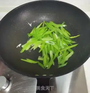 Make Peachy Cream fried lily step 5