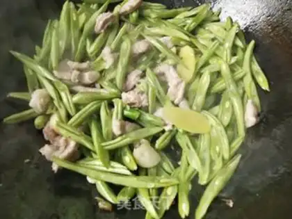 Make Four seasons of bean fried meat step 5