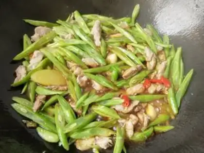 Make Four seasons of bean fried meat step 6