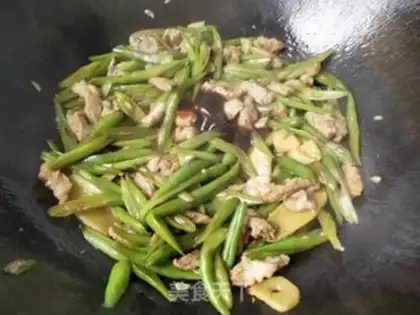 Make Four seasons of bean fried meat step 7
