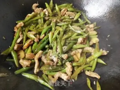 Make Four seasons of bean fried meat step 8