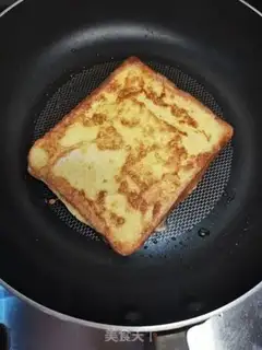 Make Egg fried toast step 4