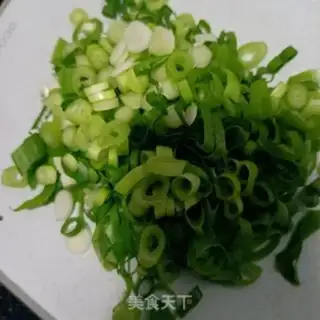 Make Onion eggs and shrimp sauce step 1