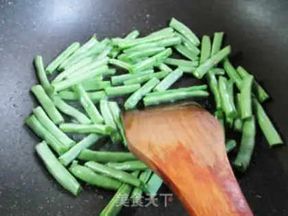 Make Four season bean egg noodles step 2