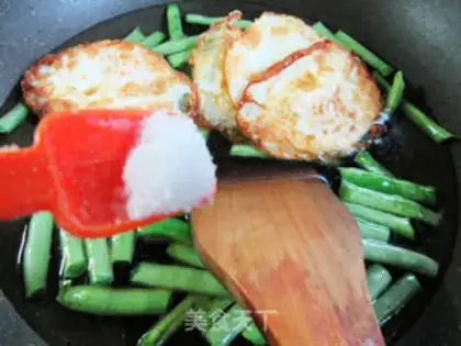 Make Four season bean egg noodles step 5