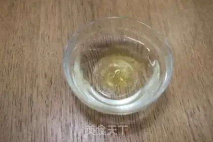 Make Strawberry mango tea and cream cups step 1