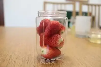 Make Strawberry mango tea and cream cups step 4