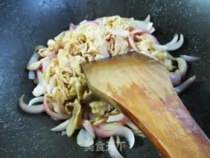 Make Onion fried tofu skin step 7