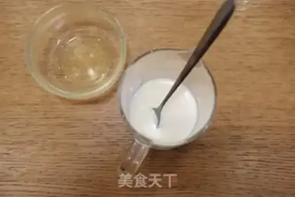 Make Strawberry mango tea and cream cups step 15