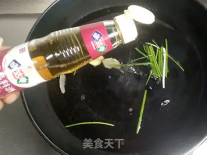 Make Crawfish noodles step 1