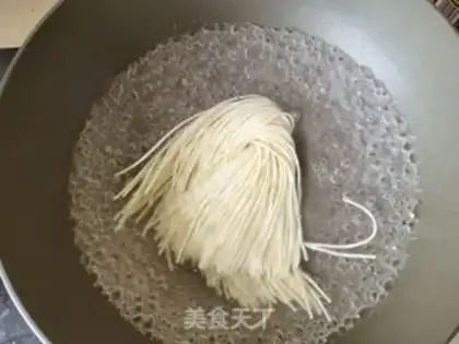 Make Spicy egg noodles step 4
