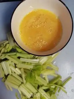 Make Celery fried eggs step 0