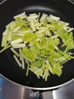 Make Celery fried eggs step 3