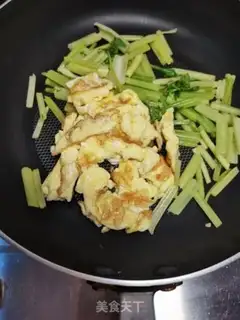 Make Celery fried eggs step 4