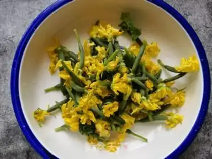 Make Garlic cucumber flowers step 0