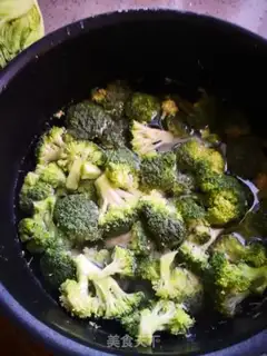 Make A salad with vinegar step 1