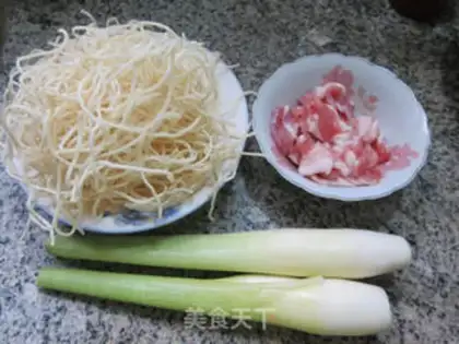 Make Five flowers with white noodles step 0
