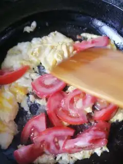 Make Tomato fried eggs step 3