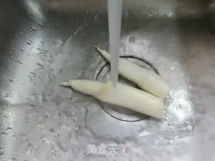 Make Five flowers with white noodles step 1