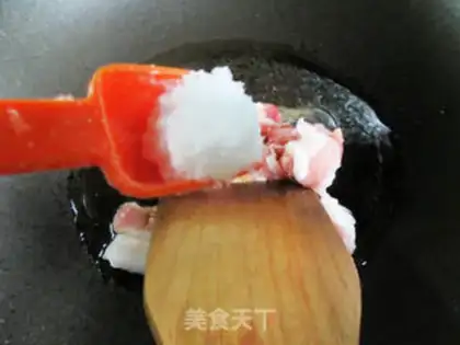 Make Five flowers with white noodles step 5