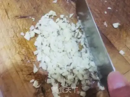 Make Garlic spicy, roasted stork step 1