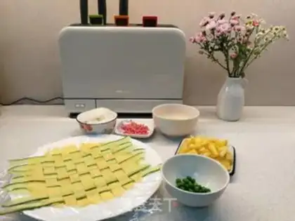 Make Pineapple egg fried rice step 2