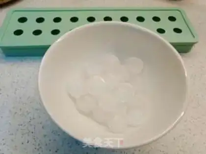 Make The cranberry juice bubbles step 1