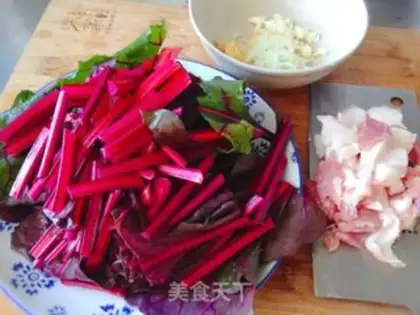 Make Red beet leaves, fried meat step 1
