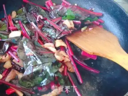 Make Red beet leaves, fried meat step 3