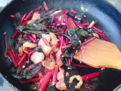 Make Red beet leaves, fried meat step 4