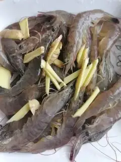 Make Spicy shrimp step 1