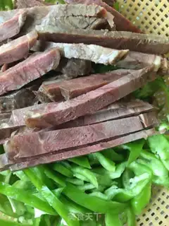 Make Dry beef and pepper step 0