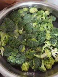Make The shrimp meets the broccoli step 2