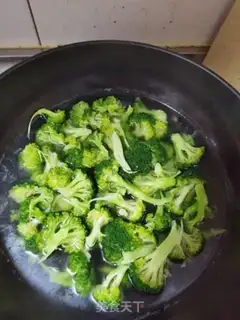 Make The shrimp meets the broccoli step 3