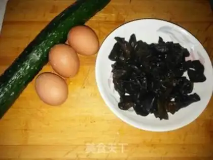 Make cucumber-mucked eggs step 0