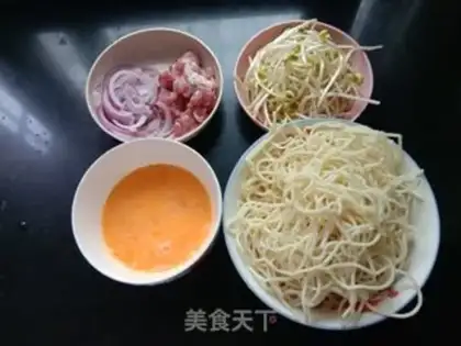 Make The bean sprouts step 0