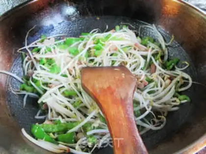 Make Sprinkled green bean sprouts step 6