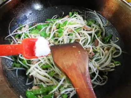 Make Sprinkled green bean sprouts step 7