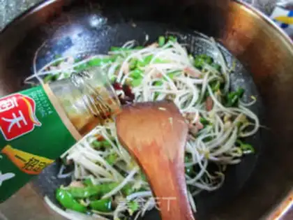 Make Sprinkled green bean sprouts step 8