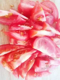 Make Tomato cucumber fried eggs step 2
