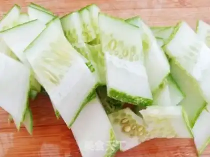 Make Tomato cucumber fried eggs step 3