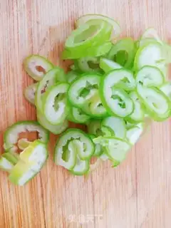 Make Tomato cucumber fried eggs step 5